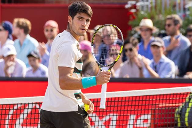 Tennis - 2025 ATP, Tennis Herren Men™s HSBC Championships - Quarter-final - Carlos Alcaraz (ESP) vs Jaume Munar (ESP) - The Queen™s Club - Thursday 19th June 2025 Carlos Alcaraz (ESP) looks back at his coaching team in celebration Colorsport Daniel Bearham  csp_ten_quM_db_19062025_