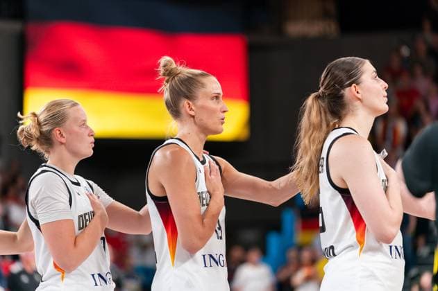 Emma Elchmeyer Germany, 09 , Leonie Fiebich Germany, 13 and Luisa Geiseloder Germany, 15 during the national anthem before the game, background German flag, GER, Germany vs Sweden, Basketball, FIBA Womens EuroBasket 2025, Matchday 1, 19 06 2025 GER, Germany vs Sweden, Basketball, FIBA Womens EuroBasket 2025, Matchday 1, 19 06 2025 Hamburg Copyright: xEibner-Pressefoto MaxxVincenx EP_MVN