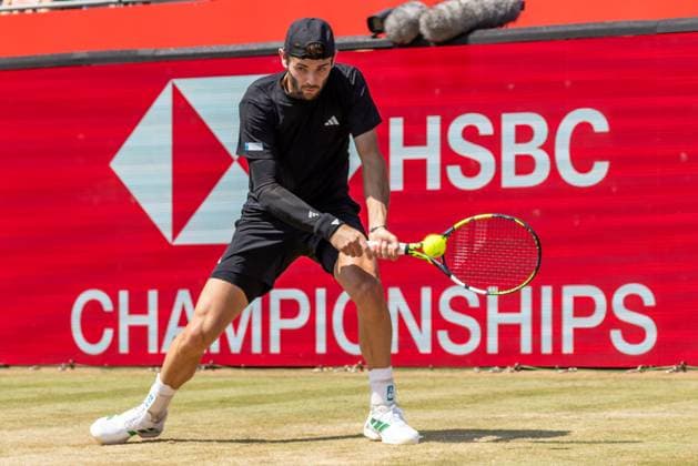Tennis - 2025 ATP, Tennis Herren Men™s HSBC Championships - Quarter-final - Jacob Fearnley (GBR) vs Corentin Moutet (FRA) - The Queen™s Club - Thursday 19th June 2025 Jacob Fearnley (GBR) with the back hand return Colorsport Daniel Bearham  csp_ten_quM_db_19062025_