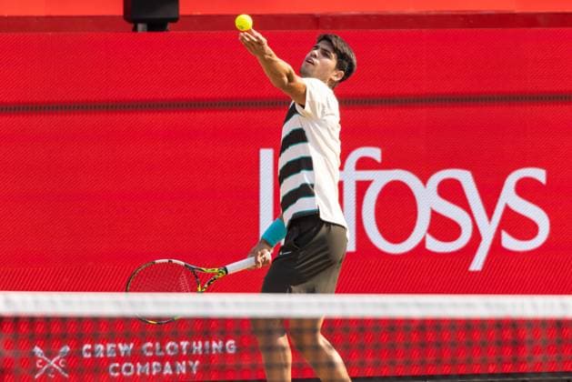 Tennis - 2025 ATP, Tennis Herren Men™s HSBC Championships - Quarter-final - Carlos Alcaraz (ESP) vs Jaume Munar (ESP) - The Queen™s Club - Thursday 19th June 2025 Carlos Alcaraz (ESP) serving Colorsport Daniel Bearham  csp_ten_quM_db_19062025_