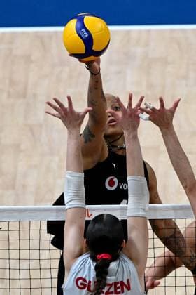 Turkiye v Canada - FIVB Volleyball Nations League ISTANBUL, TURKIYE - JUNE 19: Melissa Teresa Vargas of Turkiye in action against Abagayle Guezen (16) of Canada during the FIVB Women s Nations League (VNL) 2nd week volleyball match between Turkiye and Canada at Sinan Erdem Dome in Istanbul, Turkiye on June 19, 2025. Ahmet Okatali Anadolu Istanbul Turkey. Editorial use only. Please get in touch for any other usage.  Copyright: x2025xAnadoluxAhmetxOkatalix