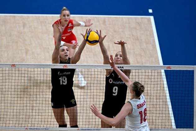 Turkiye v Canada - FIVB Volleyball Nations League ISTANBUL, TURKIYE - JUNE 19: Asli Kalac (19) and Meliha Diken (9) of Turkiye in action against Anna Smrek (18) of Canada during the FIVB Women s Nations League (VNL) 2nd week volleyball match between Turkiye and Canada at Sinan Erdem Dome in Istanbul, Turkiye on June 19, 2025. Ahmet Okatali Anadolu Istanbul Turkey. Editorial use only. Please get in touch for any other usage.  Copyright: x2025xAnadoluxAhmetxOkatalix