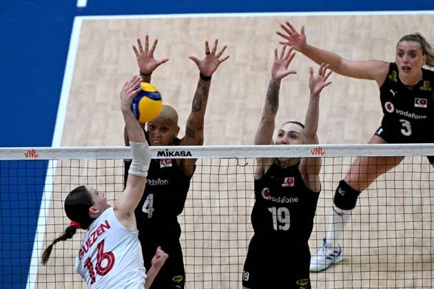 Turkiye v Canada - FIVB Volleyball Nations League ISTANBUL, TURKIYE - JUNE 19: Asli Kalac (19) and Melissa Teresa Vargas (4) of Turkiye in action against Abagayle Guezen (16) of Canada during the FIVB Women s Nations League (VNL) 2nd week volleyball match between Turkiye and Canada at Sinan Erdem Dome in Istanbul, Turkiye on June 19, 2025. Ahmet Okatali Anadolu Istanbul Turkey. Editorial use only. Please get in touch for any other usage.  Copyright: x2025xAnadoluxAhmetxOkatalix
