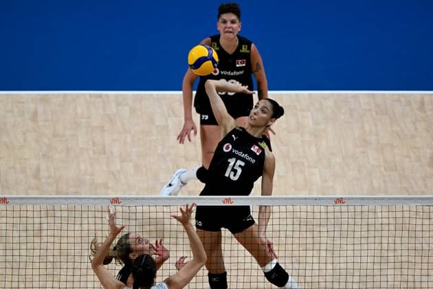Turkiye v Canada - FIVB Volleyball Nations League ISTANBUL, TURKIYE - JUNE 19: Deniz Uyanik (15) of Turkiye in action during the FIVB Women s Nations League (VNL) 2nd week volleyball match between Turkiye and Canada at Sinan Erdem Dome in Istanbul, Turkiye on June 19, 2025. Ahmet Okatali Anadolu Istanbul Turkey. Editorial use only. Please get in touch for any other usage.  Copyright: x2025xAnadoluxAhmetxOkatalix