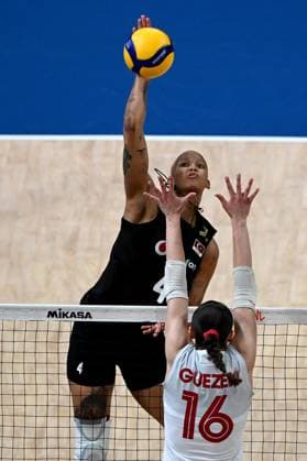 Turkiye v Canada - FIVB Volleyball Nations League ISTANBUL, TURKIYE - JUNE 19: Melissa Teresa Vargas (4) of Turkiye in action against Abagayle Guezen (16) of Canada during the FIVB Women s Nations League (VNL) 2nd week volleyball match between Turkiye and Canada at Sinan Erdem Dome in Istanbul, Turkiye on June 19, 2025. Ahmet Okatali Anadolu Istanbul Turkey. Editorial use only. Please get in touch for any other usage.  Copyright: x2025xAnadoluxAhmetxOkatalix