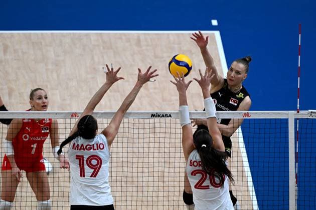Turkiye v Canada - FIVB Volleyball Nations League ISTANBUL, TURKIYE - JUNE 19: Meliha Diken of Turkiye in action against Lucy Borowski (20) and Emily Maglio (19) of Canada during the FIVB Women s Nations League (VNL) 2nd week volleyball match between Turkiye and Canada at Sinan Erdem Dome in Istanbul, Turkiye on June 19, 2025. Ahmet Okatali Anadolu Istanbul Turkey. Editorial use only. Please get in touch for any other usage.  Copyright: x2025xAnadoluxAhmetxOkatalix