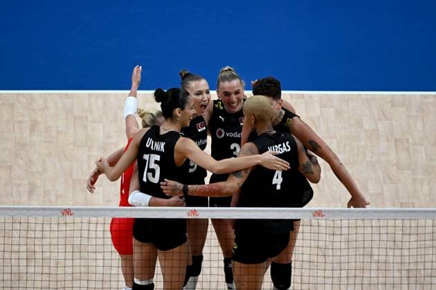 Turkiye v Canada - FIVB Volleyball Nations League ISTANBUL, TURKIYE - JUNE 19: Players of Turkiye celebrate during the FIVB Women s Nations League (VNL) 2nd week volleyball match between Turkiye and Canada at Sinan Erdem Dome in Istanbul, Turkiye on June 19, 2025. Ahmet Okatali Anadolu Istanbul Turkey. Editorial use only. Please get in touch for any other usage.  Copyright: x2025xAnadoluxAhmetxOkatalix