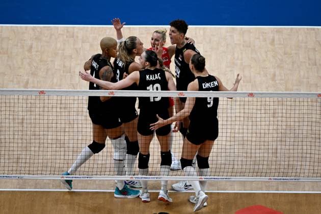 Turkiye v Canada - FIVB Volleyball Nations League ISTANBUL, TURKIYE - JUNE 19: Players of Turkiye celebrate during the FIVB Women s Nations League (VNL) 2nd week volleyball match between Turkiye and Canada at Sinan Erdem Dome in Istanbul, Turkiye on June 19, 2025. Ahmet Okatali Anadolu Istanbul Turkey. Editorial use only. Please get in touch for any other usage.  Copyright: x2025xAnadoluxAhmetxOkatalix