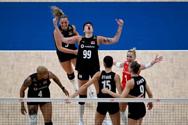 Turkiye v Canada - FIVB Volleyball Nations League ISTANBUL, TURKIYE - JUNE 19: Players of Turkiye celebrate during the FIVB Women s Nations League (VNL) 2nd week volleyball match between Turkiye and Canada at Sinan Erdem Dome in Istanbul, Turkiye on June 19, 2025. Ahmet Okatali Anadolu Istanbul Turkey. Editorial use only. Please get in touch for any other usage.  Copyright: x2025xAnadoluxAhmetxOkatalix