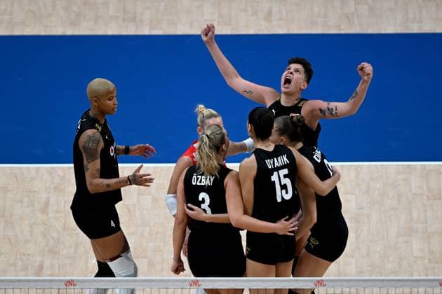 Turkiye v Canada - FIVB Volleyball Nations League ISTANBUL, TURKIYE - JUNE 19: Players of Turkiye celebrate during the FIVB Women s Nations League (VNL) 2nd week volleyball match between Turkiye and Canada at Sinan Erdem Dome in Istanbul, Turkiye on June 19, 2025. Ahmet Okatali Anadolu Istanbul Turkey. Editorial use only. Please get in touch for any other usage.  Copyright: x2025xAnadoluxAhmetxOkatalix