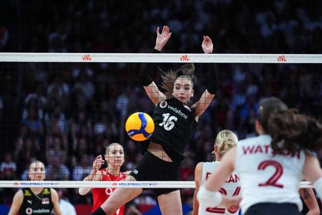 Turkiye v Canada - FIVB Volleyball Nations League ISTANBUL, TURKIYE - JUNE 19: Berka Buse Ozden (16) of Turkiye in action against Delaney Watson (2) of Canada during the FIVB Women s Nations League (VNL) 2nd week volleyball match between Turkiye and Canada at Sinan Erdem Dome in Istanbul, Turkiye on June 19, 2025. Hakan Akgun Anadolu Istanbul Turkey. Editorial use only. Please get in touch for any other usage.  Copyright: x2025xAnadoluxHakanxAkgunx