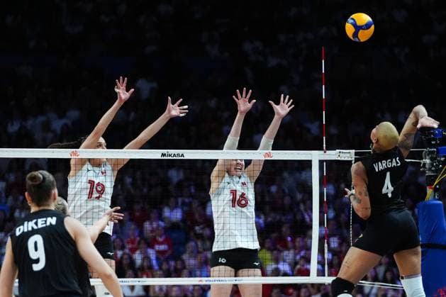 Turkiye v Canada - FIVB Volleyball Nations League ISTANBUL, TURKIYE - JUNE 19: Melissa Teresa Vargas (4) of Turkiye in action against Abagayle Guezen (16) of Canada during the FIVB Women s Nations League (VNL) 2nd week volleyball match between Turkiye and Canada at Sinan Erdem Dome in Istanbul, Turkiye on June 19, 2025. Hakan Akgun Anadolu Istanbul Turkey. Editorial use only. Please get in touch for any other usage.  Copyright: x2025xAnadoluxHakanxAkgunx