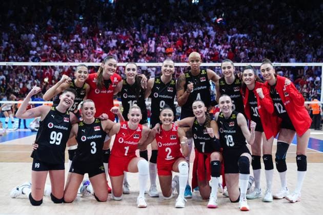 Turkiye v Canada - FIVB Volleyball Nations League ISTANBUL, TURKIYE - JUNE 19: Players of Turkiye celebrate after the FIVB Women s Nations League (VNL) 2nd week volleyball match between Turkiye and Canada at Sinan Erdem Dome in Istanbul, Turkiye on June 19, 2025. Hakan Akgun Anadolu Istanbul Turkey. Editorial use only. Please get in touch for any other usage.  Copyright: x2025xAnadoluxHakanxAkgunx