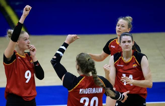 19.06.2025 Belgrade Serbia-Germany Women s volleyball Nations League Lina Alsmeier,Antonia Stautz,Marie Schölzel Germany celebration :