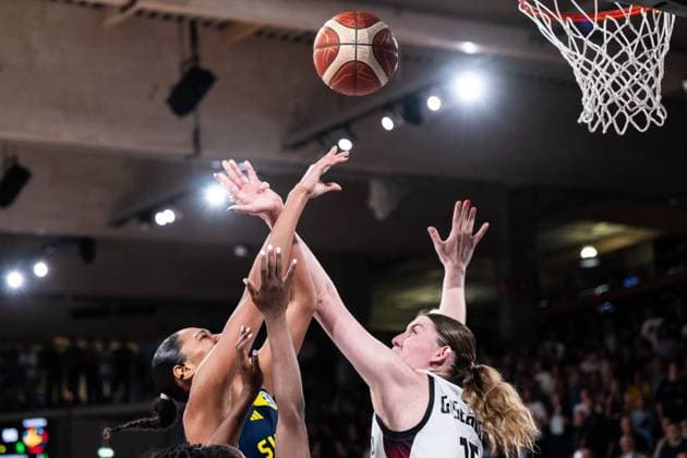 250619 Nathalie Fontaine of Sweden and Luisa Geiselsoder of Germany during the FIBA Women s Eurobasket 2025 match between Germany and Sweden on June 19, 2025 in Hamburg Photo Emma Wallskog BILDBYRAN COP 320 EW0535 basket basketball basket em basket em 2025 em fiba womens eurobasket 2025 european championships germany germany sverige sweden dam bbeng  Copyright: EMMAxWALLSKOG BB250619EW103