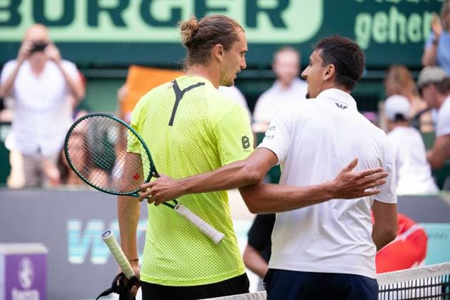 Alexander ZVEREV GER left, winner, cheers, jubilation, joy, cheers, handshake with Lorenzo Sonego ITA Tennis Terra Wortmann Open 2025 on 18 06 2025 in the OWL Arena Halle Westfalen, Germany Â