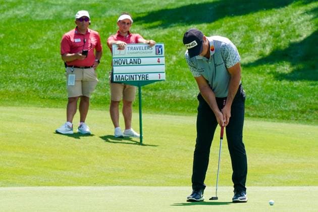June 19, 2025, Cromwell, Connecticut, USA: Viktor Hovland (NOR)(R) putts the 14th green during the first round of the Travelers Championship at TPC River Highlands. Cromwell USA - ZUMAw109 20250619_fap_w109_002 Copyright: xDebbyxWongx