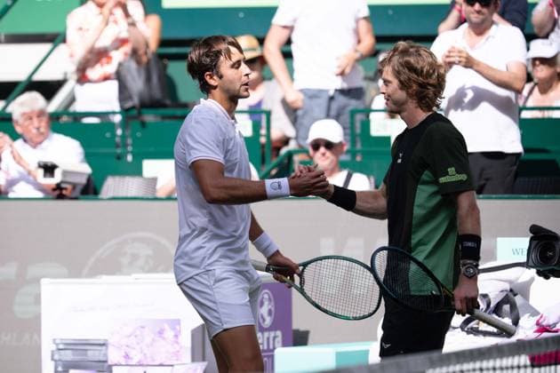Tomas Martin ETCHEVERRY ARG , left, winner, winner, handshake with Andrey RUBLEV RUS Cheers, jubilation, joy, cheers, Tennis Terra Wortmann Open 2025 on 18 06 2025 in the OWL Arena Halle Westfalen, Germany Â