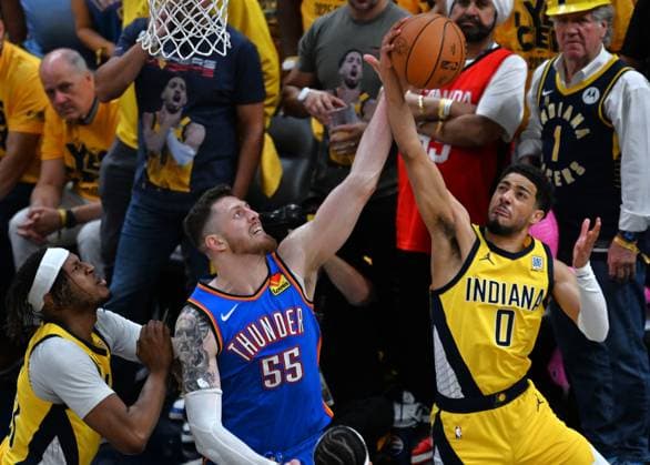 (250620) -- INDIANAPOLIS, June 20, 2025 -- Tyrese Haliburton (R) of Indiana Pacers vies with Isaiah Hartenstein (C) of Oklahoma City Thunder during game six of the 2024-2025 season NBA, Basketball Herren, USA Finals between Oklahoma City Thunder and Indiana Pacers in Indianapolis, Indiana, the United States, June 19, 2025. ) (SP)U.S.-INDIANAPOLIS-BASKETBALL-NBA-FINALS-PACERS VS THUNDER WuxXiaoling 