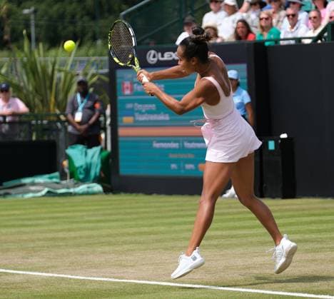 Nottingham Tennis Centre Nottingham, England - Leylah Fernandez plays a high backhand shot to Dayana Yastremska during the match at the Lexus Nottingham Tennis Open, Quarterfinals, June 20th 2025. (Paul Bonser SPP) Copyright: xPaulxBonser SPPx spp-en-PaBo-Lexus Nottingham Open 1059