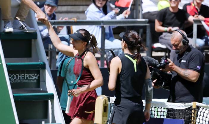 Paula Badosa ESP has to retire due to injury against Xinyu Wang CHN Steffi Graf Stadion Sport HYLO Berlin Tennis Open Women on grass 20 06 2025