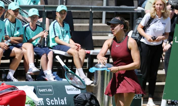 Paula Badosa ESP angry, disappointed, has to retire due to injury against Xinyu Wang CHN Steffi Graf Stadium Sport HYLO Berlin Tennis Open Women on grass 20 06 2025