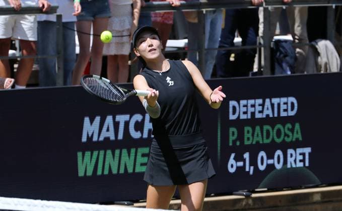 Xinyu Wang CHN wins against Paula Badosa ESP due to injury Steffi Graf Stadium Sport HYLO Berlin Tennis Open Women on grass 20 06 2025