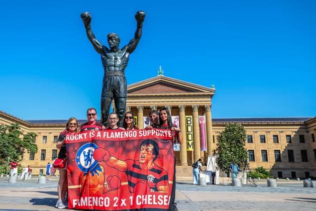 Fußball, FIFA Klub WM, Fans von Flamengo Rio de Janeiro am Rocky Balboa Denkmal in Philadelphia Flamengo fans visit the steps of the Rocky Balboa in Philadelphia Flamengo fans visit the steps of the Rocky Balboa stadium before the match against Chelsea in the Club World Cup in Philadelphia, United States, this Friday, June 20, 2025 Philadelfia Lincoln Financial Field PA United States Copyright: xWilliamxVolcovx