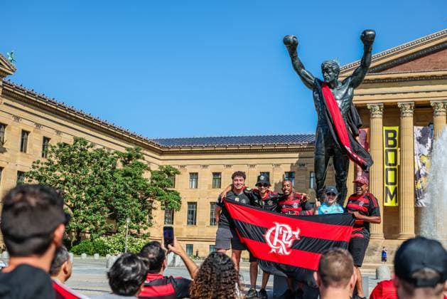 Fußball, FIFA Klub WM, Fans von Flamengo Rio de Janeiro am Rocky Balboa Denkmal in Philadelphia Flamengo fans visit the steps of the Rocky Balboa in Philadelphia Flamengo fans visit the steps of the Rocky Balboa stadium before the match against Chelsea in the Club World Cup in Philadelphia, United States, this Friday, June 20, 2025 Philadelfia Lincoln Financial Field PA United States Copyright: xWilliamxVolcovx