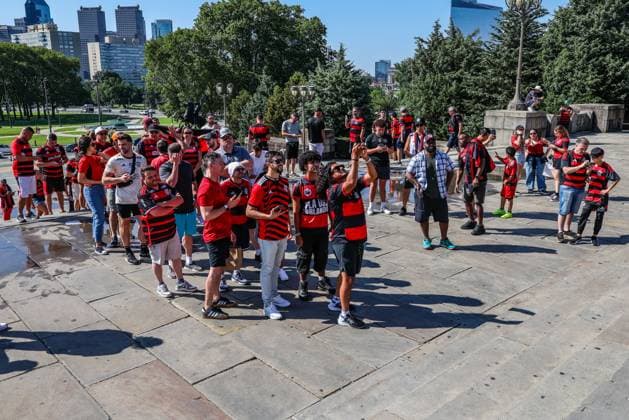 Fußball, FIFA Klub WM, Fans von Flamengo Rio de Janeiro am Rocky Balboa Denkmal in Philadelphia Flamengo fans visit the steps of the Rocky Balboa in Philadelphia Flamengo fans visit the steps of the Rocky Balboa stadium before the match against Chelsea in the Club World Cup in Philadelphia, United States, this Friday, June 20, 2025 Philadelfia Lincoln Financial Field PA United States Copyright: xWilliamxVolcovx