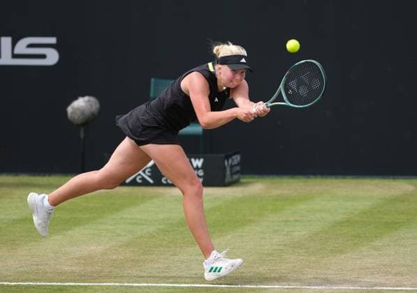 Nottingham Tennis Centre Nottingham, England - Clara Tauson plays a backhand shot to Magda Linette during the match at the Lexus Nottingham Tennis Open, Magda Linette won 6-2 7-5, Quarterfinals, June 20th 2025. (Paul Bonser SPP) Copyright: xPaulxBonser SPPx spp-en-PaBo-Lexus Nottingham Open 2795