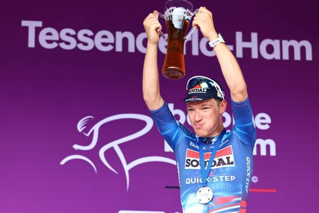 Sport Bilder des Tages British Ethan Hayter of Soudal Quick-Step celebrates on the podium after winning the third stage of the Baloise Belgium Tour cycling race, a 9,7km individual time trial from Tessenderlo to Ham, Friday 20 June 2025. The Baloise Belgium Tour takes place from 18 to 22 June. DAVIDxPINTENS  x127453845x