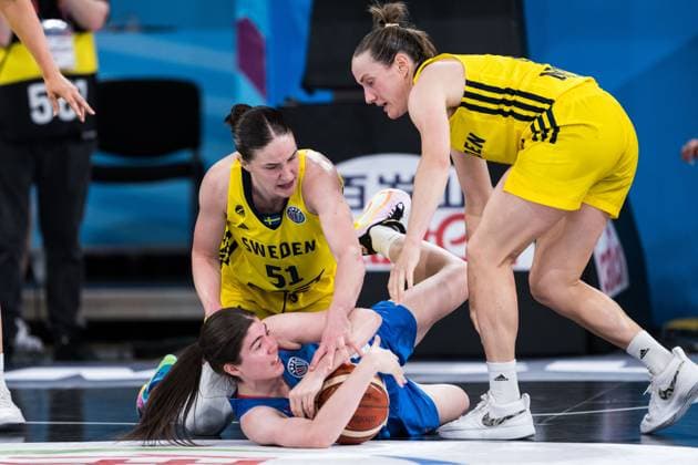 250620 Fanny Wadling and Frida Eldebrink of Sweden and Hannah Robb of Great Britain during the FIBA Women s Eurobasket 2025 match between Sweden and Great Britain on June 20, 2025 in Hamburg Photo Emma Wallskog BILDBYRAN COP 320 EW0536 basket basketball basket em basket em 2025 em fiba womens eurobasket 2025 european championships sverige sweden great britain dam bbeng storbritannien  Copyright: EMMAxWALLSKOG BB250620EW031