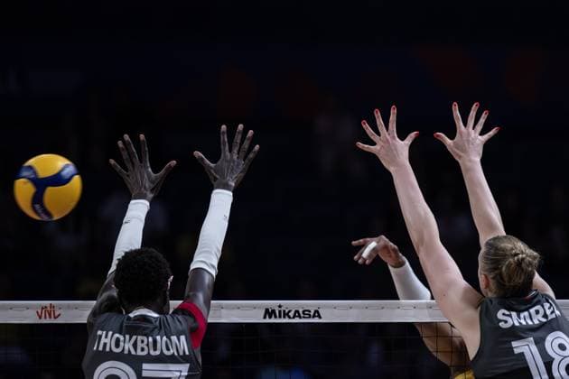 Canada v Brazil - FIVB Volleyball Nations League ISTANBUL, TURKIYE - JUNE 20: Anna Smrek (18), and Nyadholi Thokbuom (L) of Canada in action during the FIVB Women s Nations League (VNL) 2nd week volleyball match between Turkiye and Canada at Sinan Erdem Dome in Istanbul, Turkiye on June 20, 2025. Sebnem Coskun Anadolu Istanbul Turkey. Editorial use only. Please get in touch for any other usage.  Copyright: x2025xAnadoluxSebnemxCoskunx