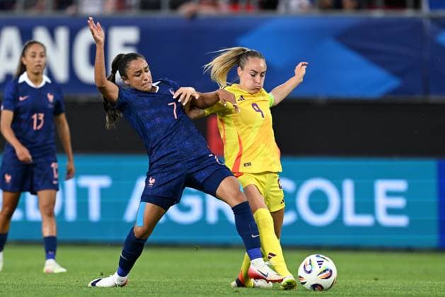 250620 FRANCE VS BELGIUM Sakina Karchaoui (7) of France pictured fighting for the ball with Tessa Wullaert (9) of Belgium during a friendly game between the national teams of France and Belgium, called the Red Flames ahead of the Women™s Euro 2025 competition, on Friday 20 June 2025 in Leuven , Belgium . PHOTO SPORTPIX David Catry Leuven Den Dreef Belgium  Copyright: xSportpix.bex xDavidxCatryxDavidxCatryx