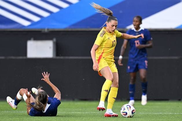 250620 FRANCE VS BELGIUM Jill Janssens (17) of Belgium pictured in action during a friendly game between the national teams of France and Belgium, called the Red Flames ahead of the Women™s Euro 2025 competition, on Friday 20 June 2025 in Leuven , Belgium . PHOTO SPORTPIX David Catry Leuven Den Dreef Belgium  Copyright: xSportpix.bex xDavidxCatryxDavidxCatryx
