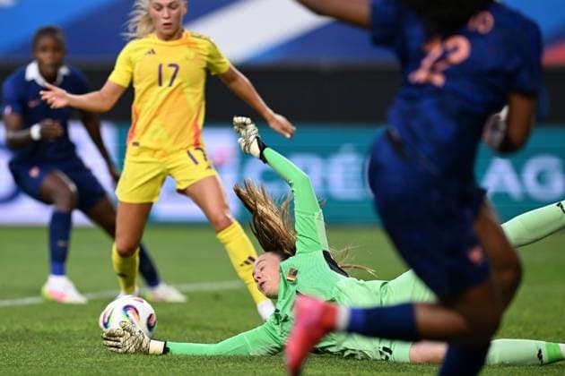 250620 FRANCE VS BELGIUM goalkeeper Lisa Lichtfus (21) of Belgium pictured during a friendly game between the national teams of France and Belgium, called the Red Flames ahead of the Women™s Euro 2025 competition, on Friday 20 June 2025 in Leuven , Belgium . PHOTO SPORTPIX David Catry Leuven Den Dreef Belgium  Copyright: xSportpix.bex xDavidxCatryxDavidxCatryx