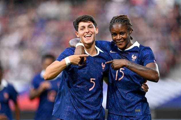 250620 FRANCE VS BELGIUM Elisa De Almeida (5) of France pictured celebrating the 1-0 goal of France by Kelly Gago (15) of France during a friendly game between the national teams of France and Belgium, called the Red Flames ahead of the Women™s Euro 2025 competition, on Friday 20 June 2025 in Leuven , Belgium . PHOTO SPORTPIX David Catry Leuven Den Dreef Belgium  Copyright: xSportpix.bex xDavidxCatryxDavidxCatryx