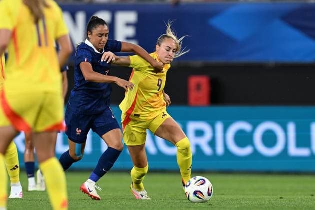 250620 FRANCE VS BELGIUM Sakina Karchaoui (7) of France pictured fighting for the ball with Tessa Wullaert (9) of Belgium during a friendly game between the national teams of France and Belgium, called the Red Flames ahead of the Women™s Euro 2025 competition, on Friday 20 June 2025 in Leuven , Belgium . PHOTO SPORTPIX David Catry Leuven Den Dreef Belgium  Copyright: xSportpix.bex xDavidxCatryxDavidxCatryx