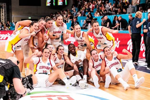 FIBA Womens EuroBasket 2025 Spain Germany 20 06 2025 Spain celebrates after winning and advancing to the knockout phase, round of 16 FIBA Womens EuroBasket 2025 Spain Germany Hamburg, Inselpark Arena on 20 06 2025 Copyright: xBEAUTIFULxSPORTS Wunderlx