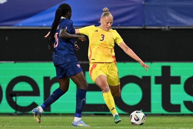 250620 FRANCE VS BELGIUM Ella Van Kerkhoven (3) of Belgium pictured during a friendly game between the national teams of France and Belgium, called the Red Flames ahead of the Women™s Euro 2025 competition, on Friday 20 June 2025 in Leuven , Belgium . PHOTO SPORTPIX David Catry Leuven Den Dreef Belgium  Copyright: xSportpix.bex xDavidxCatryxDavidxCatryx
