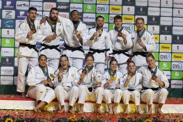 Bilder des Jahres 2025, Sport 06 Juni Sport Themen der Woche KW25 (250621) -- BUDAPEST, June 21, 2025 -- Members of the bronze medalist team Germany pose during the awarding ceremony after the mixed teams final between Georgia and South Korea at the IJF Judo World Championships 2025 in Budapest, Hungary on June 20, 2025. (Photo by Xinhua) (SP)HUNGARY-BUDAPEST-JUDO-WORLD CHAMPIONSHIPS-MIXED TEAMS AttilaxVolgyi 