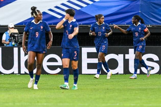 250620 FRANCE VS BELGIUM Kelly Gago (15) of France scores 1-0 and France celebrate during a friendly game between the national teams of France and Belgium, called the Red Flames, ahead of the European Championship, EM, Europameisterschaft in Switzerland 2025, on Friday 20 June 2025 in Valenciennes , France . PHOTO SPORTPIX Stijn Audooren Valenciennes Stade du Hainaut France  Copyright: xSportpix.bex xStijnxAudoorenxStijnxAudoorenx