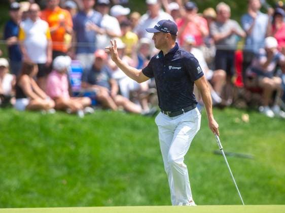 June 20, 2025: Justin Thomas waves to the crowd after putting a birdie at the 15th hole during the second round of the Travelers Championship at TPC River Highlands on Friday, June 20, 2025, in Cromwell, Connecticut. - ZUMAm67_ 0822733751st Copyright: xAaronxFlaumx
