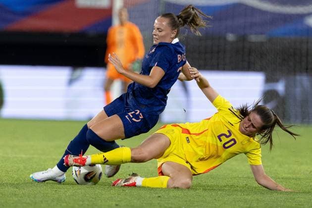 VALENCIENNES - - FOOTBALL FEMININ - FRANCE - BELGIQUE PHOTOPQR VOIX DU NORD PASCAL BONNIERE ; 20 06 2025 ; VALENCIENNES 20.06.2025 sport football feminin , stade du hainaut , match amical de l equipe de France contre la Belgique pour les preparatifs de coupe d europe , BOGAERT LOU . Photo Pascal Bonniere La voix Du Nord HAUTS DE FRANCE France  Copyright: xPHOTOPQR VOIXxDUxNORD MAXPPPxPASCALxBONNIEREx 20250621VDN6398 20250621VDN6398