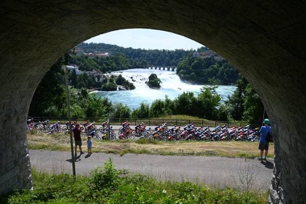 Tour de Suisse 2025 Stage 7 EMMETTEN, SWITZERLAND - JUNE 21 : Illustration picture of the peloton during stage 7 of the 88th edition of Tour de Suisse an UCI World Tour 2.UWT cycling road race stage for Men Elite of 207.3 km with start in Neuhausen am Rheinfall and finish in Emmetten on June 21, 2025 in Emmetten, Switzerland, 21 06 2025 ( Motordriver Kenny Verfaillie - Emmetten Switzerland  Copyright: xVincentxKalutx