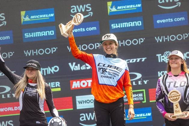 Whoop Mountainbike Downhill Worldcup Val di Sole Rosa ZIERL CUBE FACTORY RACING also leads the overall Aletha OSTGAARD CANYON CLLCTV FACTORY TEAM Kate HASTINGS at Whoop Mountainbike Downhill Worldcup Val di Sole, 21 06 2025,in , photo Sebastian Sternemann