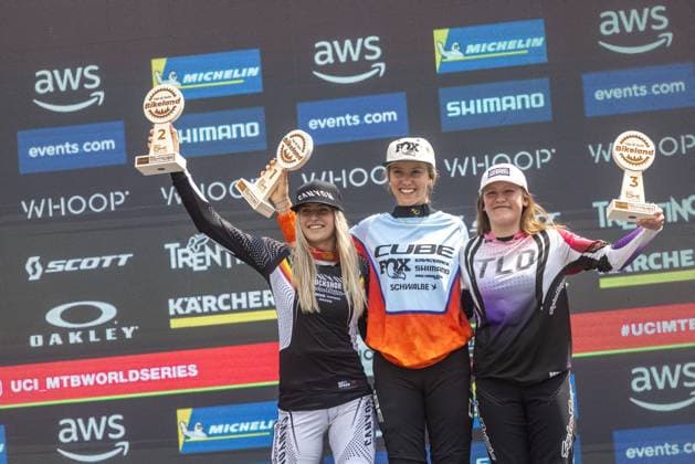 Whoop Mountainbike Downhill Worldcup Val di Sole Rosa ZIERL CUBE FACTORY RACING also leads the overall Aletha OSTGAARD CANYON CLLCTV FACTORY TEAM Kate HASTINGS at Whoop Mountainbike Downhill Worldcup Val di Sole, 21 06 2025,in , photo Sebastian Sternemann