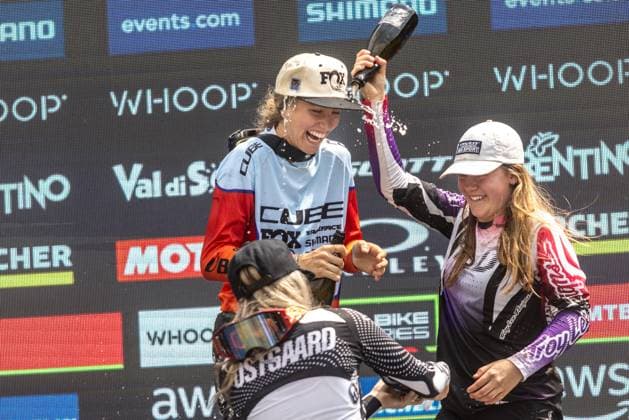 Whoop Mountainbike Downhill Worldcup Val di Sole Rosa ZIERL CUBE FACTORY RACING also leads the overall Aletha OSTGAARD CANYON CLLCTV FACTORY TEAM Kate HASTINGS at Whoop Mountainbike Downhill Worldcup Val di Sole, 21 06 2025,in , photo Sebastian Sternemann