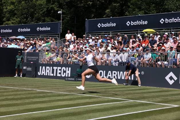 Bad Homburg on 21 06 2025 Womens Tennis Tournament WTA 500 Bad Homburg Open powered by Solarwatt 2025, Match Cat McNally USA against Victoria Azarenka v l , Cat McNally USA plays a forehand, in the background full grandstand Copyright: JoaquimxFerreira